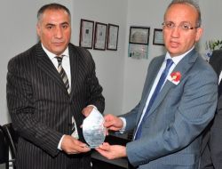 Vali Yurdakul’dan Okay Tekstil'e Teşekkür Plaketi