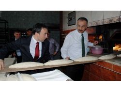 Kaymakam Ve Belediye Başkanı İsrafa Dikkat Çekmek İçin Ekmek Pişirdi