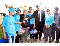 Öğrenciler Pazarda Alışveriş Yapan Yaşlılara Yardım Ediyor