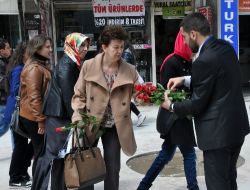 Bolu Ülkü Ocakları'ndan Vatandaşlara Kutlu Doğum Gülü