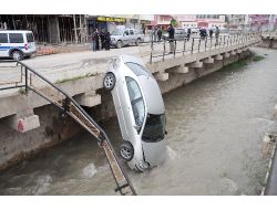 Kaza Yapan Araç Korkuluklarda Asılı Kaldı
