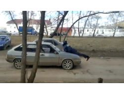 Polisi Aracıya 2 Kilometre Sürükledi