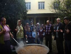 Camide Düzenlenen Aşure Programı İle Dostluk Mesajları Verildi