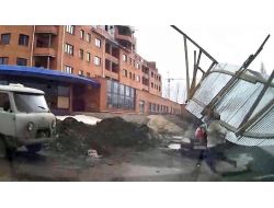 Genç Kızın Rüzgarla Mücadelesi Böyle Bitti