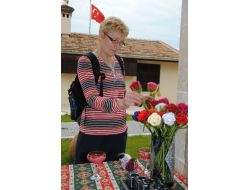 Turistlere Güllerin Efendisi (Sas) Adına Örme Gül Hediye Ediliyor
