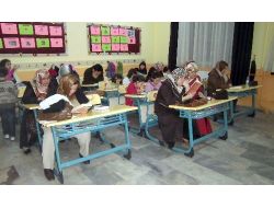 Veliler Öğrencilerle Beraber Okulda Kitap Okuyor