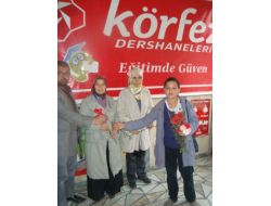 Simav'da Öğrenciler Kutlu Doğum Dolayısıyla Karanfil Dağıttı