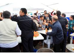 Mersin'de Balık Ekmek İzdihamında Kadınlarla Çocuklar Birbirini Ezdi