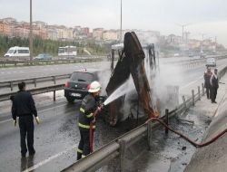 Park Halindeki İş Makinesi Yandı