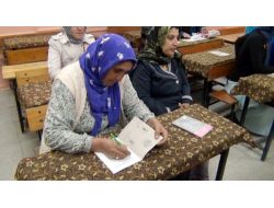 Mevsimlik İşçiler Gece Kursu İle Okuma-yazma Öğrendi