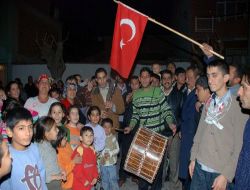 Selendi'den Ayrılmak Zorunda Kalan Romanlar, Salihli'de Coşkulu Kalabalık Tarafından Karşılandı