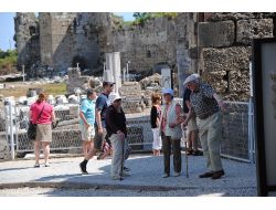 Avrupalı Yaşlılar İlkbaharda, Gençler Yazın Tatil Yapıyor