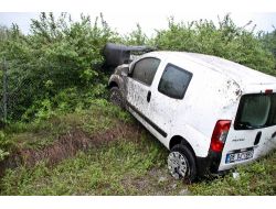 Lastiği Patlayan Panelvan Şarampole Devrildi: 2 Yaralı