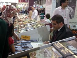 İzmirliler Hafta Sonunda Kitap Fuarı’na Akın Etti