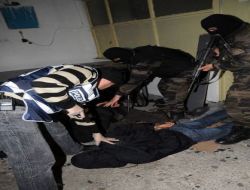 Polis, Uyuşturucu Üretimi Yapan Zehir Tacirlerini Suçüstü Yakaladı!!