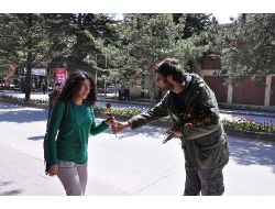 Üniversitede Kutlu Doğum Gülü Dağıtan Gruba Sol Görüşlü Öğrenciler Saldırdı