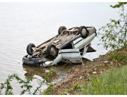 Otomobiliyle Sapanca Gölü'ne Düşen Sürücü Yaralandı