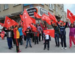 AK PARTİ BAYRAK DAĞITTI