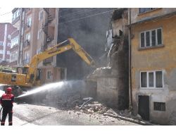 Tehlike Arz Eden Bina Belediye Ekiplerince Yıkıldı