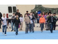 Protokol Çocuklarla Çelik Çomak Oynadı