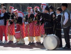 Öğrencilerin, 23 Nisan Provası Turistlere Hayran Bıraktırdı