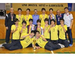 Karşıyaka Özel Yamanlar Ortaokulu Voleybolda Türkiye Şampiyonu