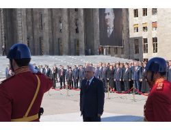 Tbmm Başkanı Atatürk Anıtı'na Çelenk Koydu
