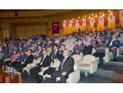 Elleri Taşa Değil, Saza Uzanıyor