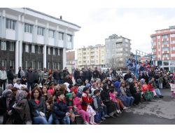 Kars'ta 23 Nisan Soğuk Havada Kutlandı