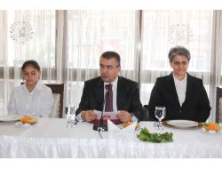 Hatay Valisi, 28 Başarılı Öğrenciyle Yemekte Bir Araya Geldi