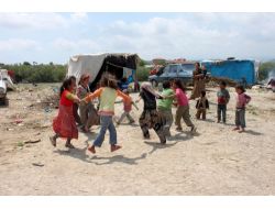 Tarım İşçisi Çocuklar, Bayramlarını Çamurdan Pasta İle Kutladı