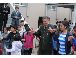 23 Nisan'da Nijeryalı Ömer İle Yüksekovalı Ömer El Ele