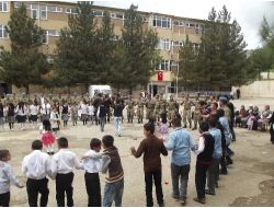 Sason’da Askerler Öğrencilerle Halay Çekti