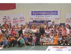 Çocuklar Mendil Kapmaca Ve Seksek Oynadılar