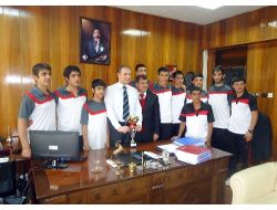 Muş Lalezar Spor'un Gençleri Voleybolda Bölge Birincisi Oldu