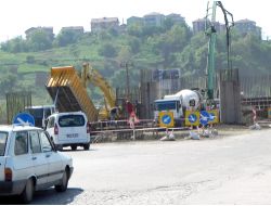 Erdemir Köprülü Kavşağı İnşaatı Sürüyor