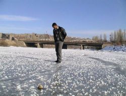 Ardahan'da Kura Nehri Tamamen Dondu