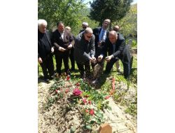 Eski Bakanlardan Şahin’in Mezarına Batum’dan Toprak