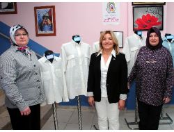 Kursiyerler Manisa Bezinden Gömlek, Etek Ve Çocuk Kıyafeti Dikti