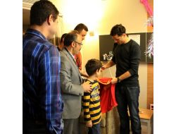 Bobo, Hasta Çocuklara İmzalı Forma Verdi!