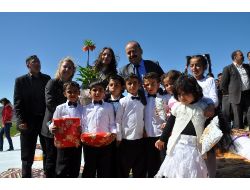 Siirt Valisi Bestler Dereler'de Barış Halayı Çekti