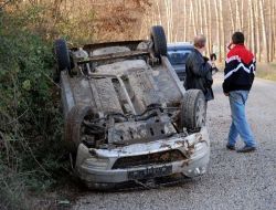 Takla Atan Otomobilde Bulunan 2 Kişi Yaralandı
