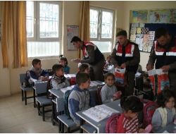 Jandarmadan Öğrencilere Kırtasiye Yardımı