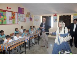 Ak Parti Gençlik Kolları Birecik'te Kitap Dağıttı