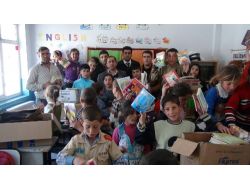 Minik Öğrenciler Köy Okullarına Kütüphane Kuruyor