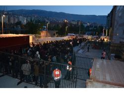 İndirimden Yararlanmak İsteyen Vatandaşlar Geceden Kuyruğa Girdi