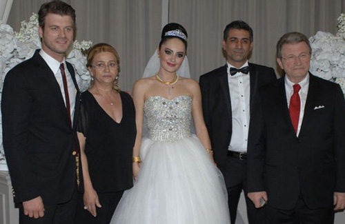 Kıvanç Tatlıtuğ abisini evlendirdi!..