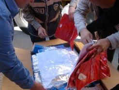 Tişörtler arasında gizlenmiş gümrük kaçağı sigara