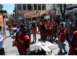 Üç Grup Aynı Yerde İmza Standı Açınca Gerginlik Yaşandı