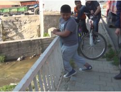 Ayağını Demir Korkuluklara Sıkıştıran Çocuğu İtfaiye Kurtardı